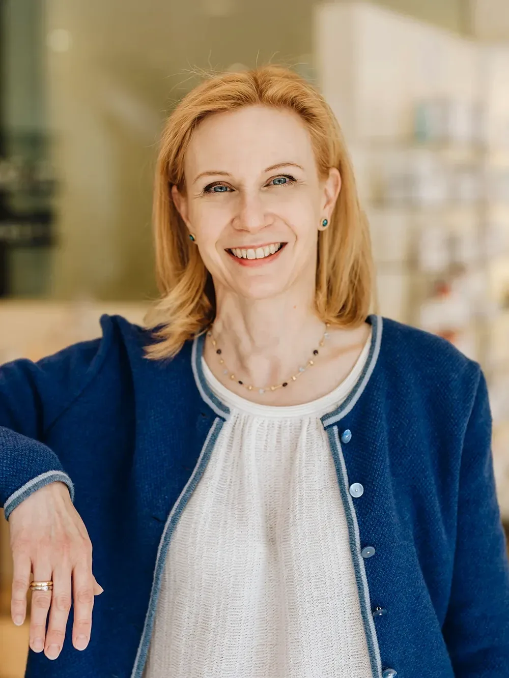 Porträt von Mag. pharm. Tatjana Miedl, Inhaberin der Hessenplatz-Apotheke, in der Apotheke